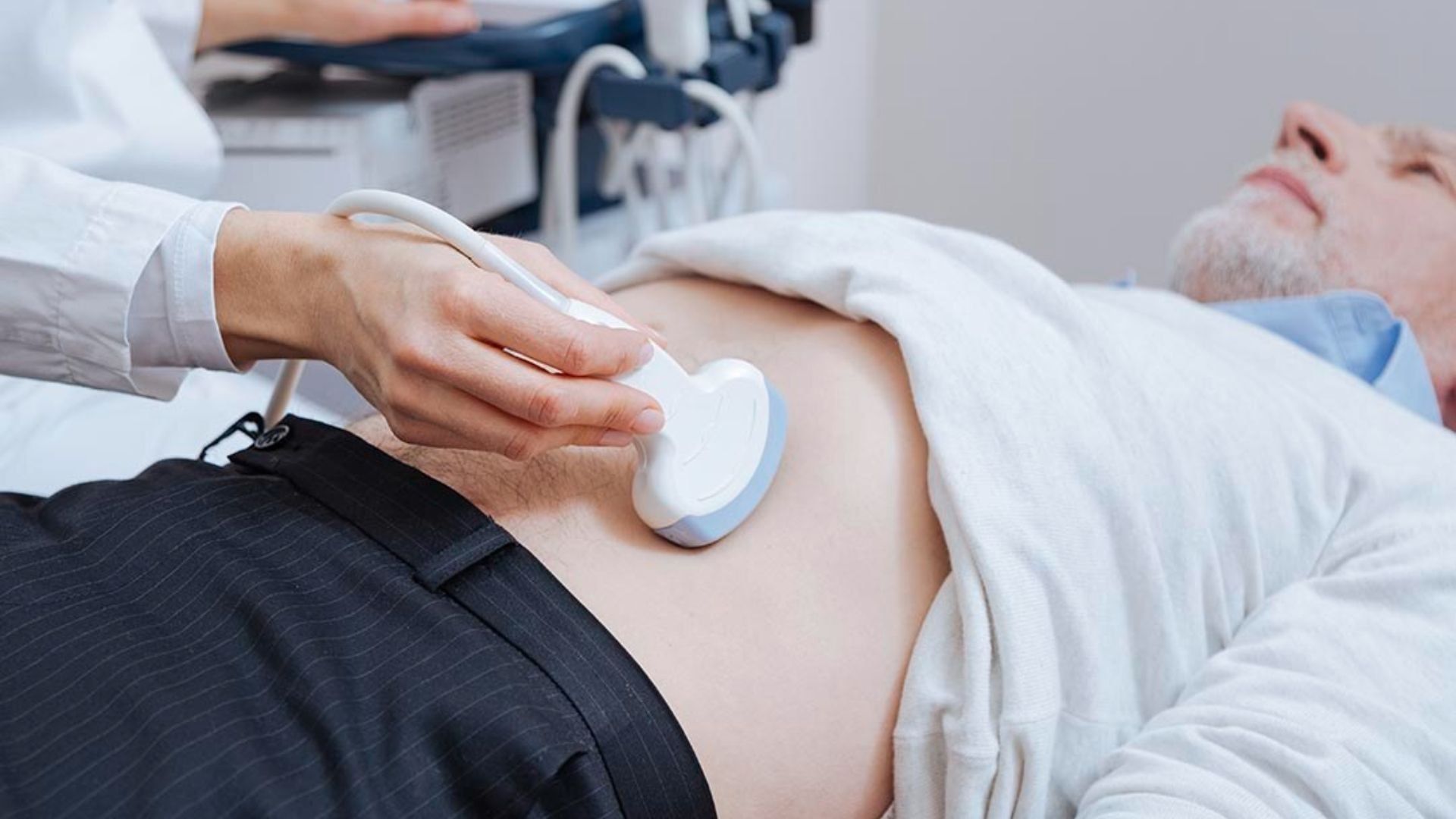 Bactéria que causa câncer do estômago age sem sintomas; entenda riscos