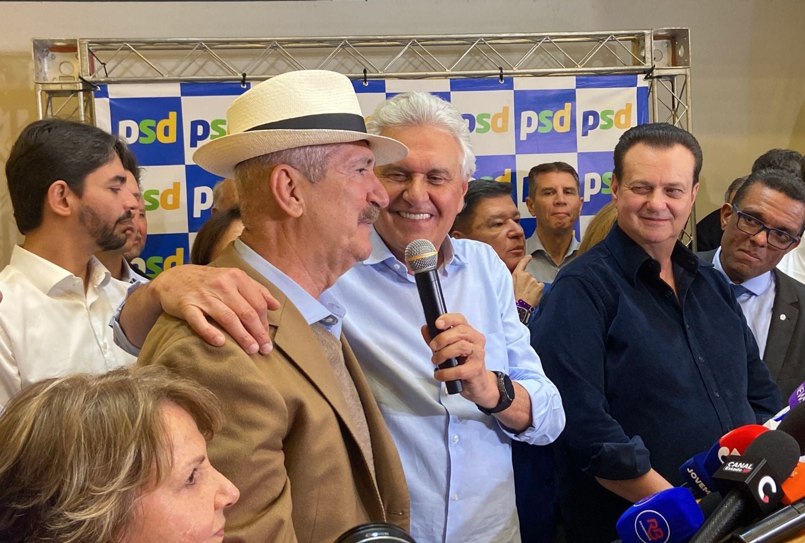 Sem vaga no DC, Aldo Rebelo sobe em palanque de Caiado