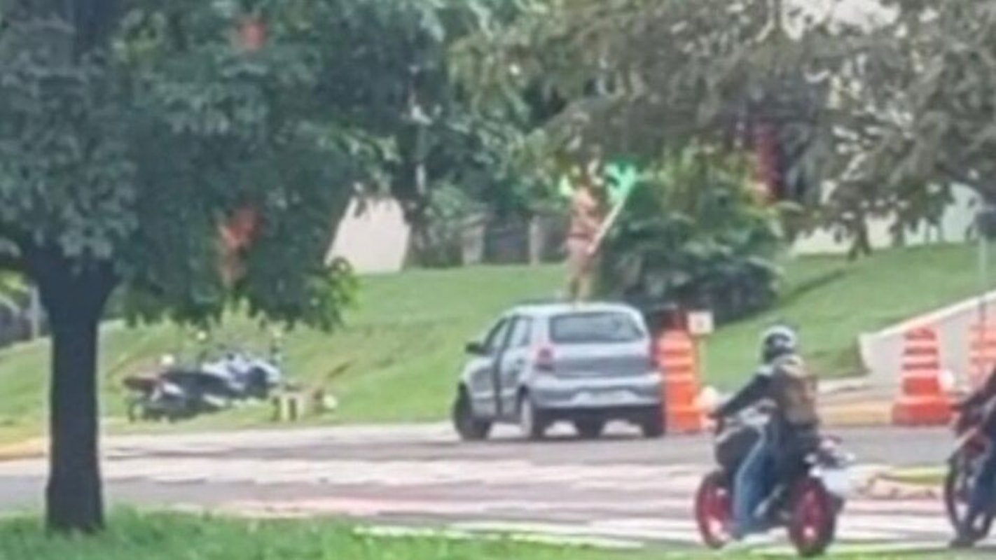 MS: mulher de roupas íntimas sobe em carro em protesto inusitado