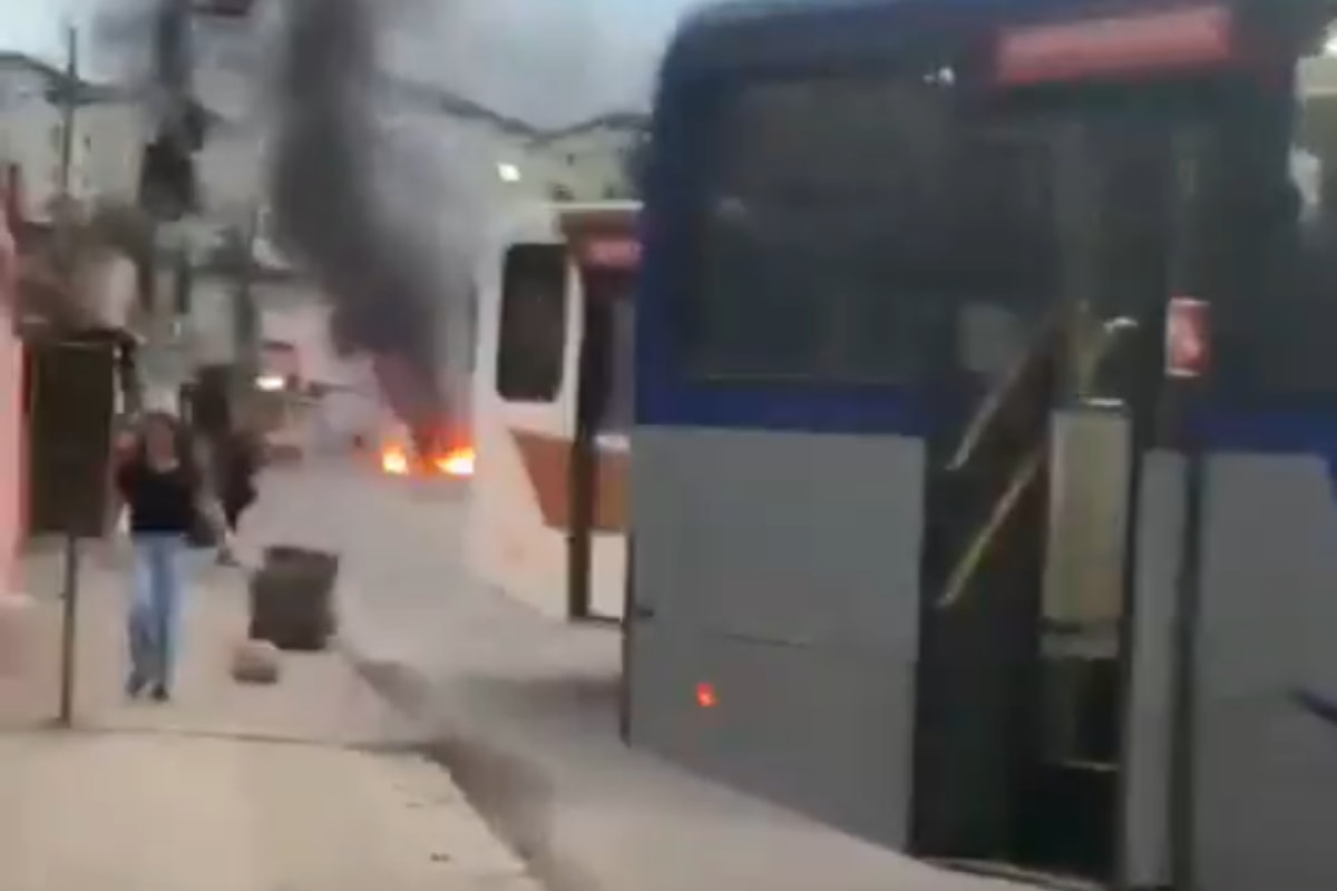 Ônibus são sequestrados e usados como barricadas em operação no Rio