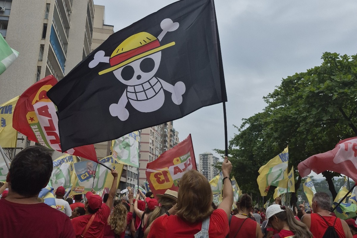 Bandeira do anime "One Piece" em atos pró-Lula. Entenda o significado
