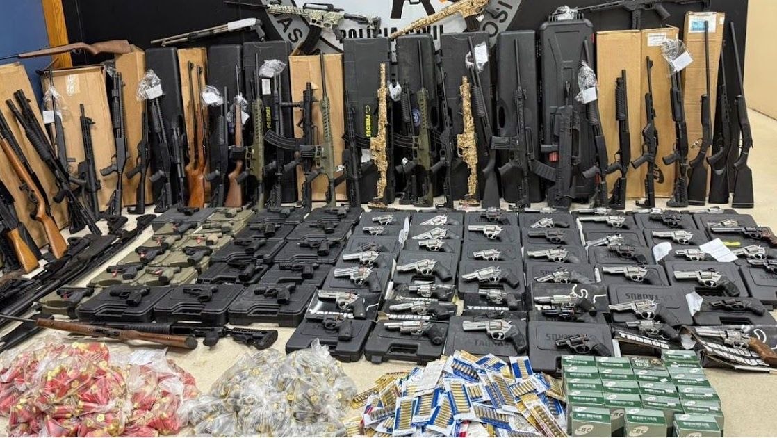Mais de 30 armas são apreendidas em fundo falso de carro no interior de SP