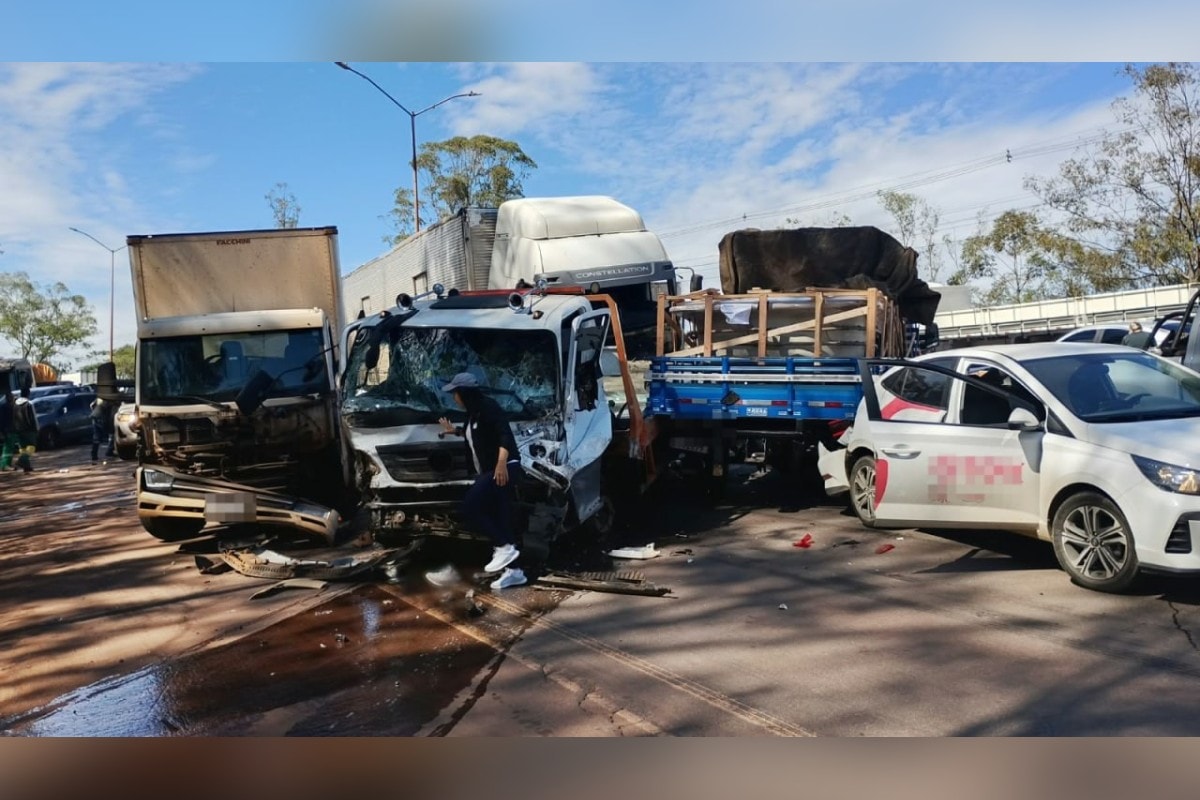 Engavetamento com 25 veículos interdita BR-040 e deixa feridos em MG