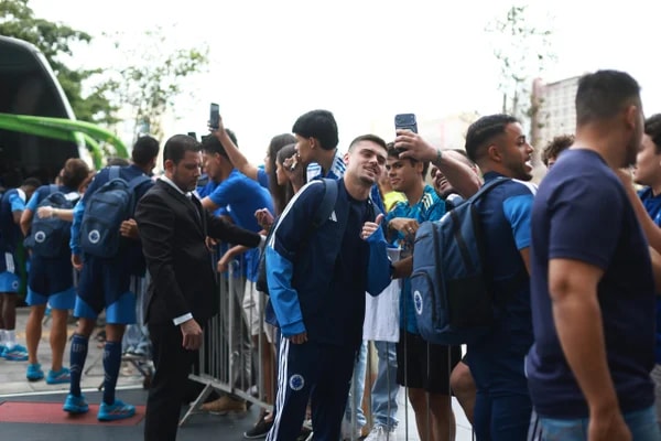 Cruzeiro recebe festa calorosa em Brasília antes de jogo contra Grêmio