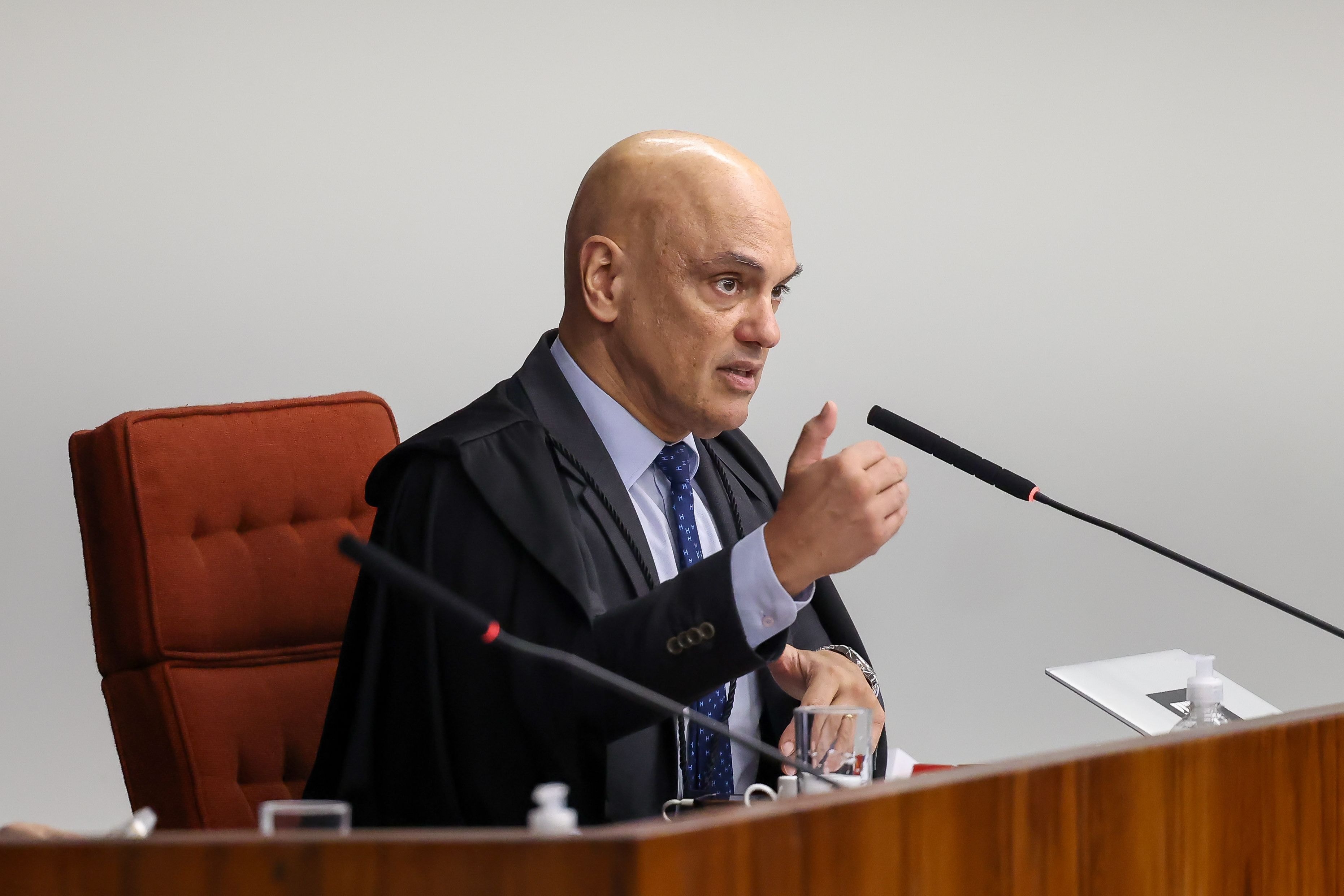 Carlos relata pedido de desculpa a Jair em visita: “A gente falhou”