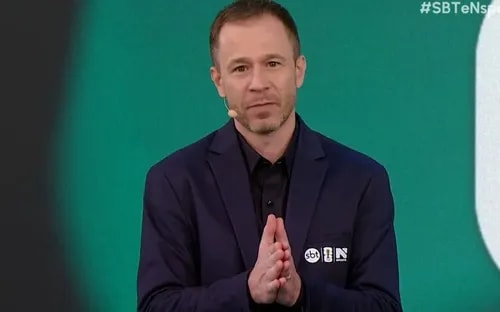 Tiago Leifert perde a paciência com críticas no SBT e rebate ao vivo