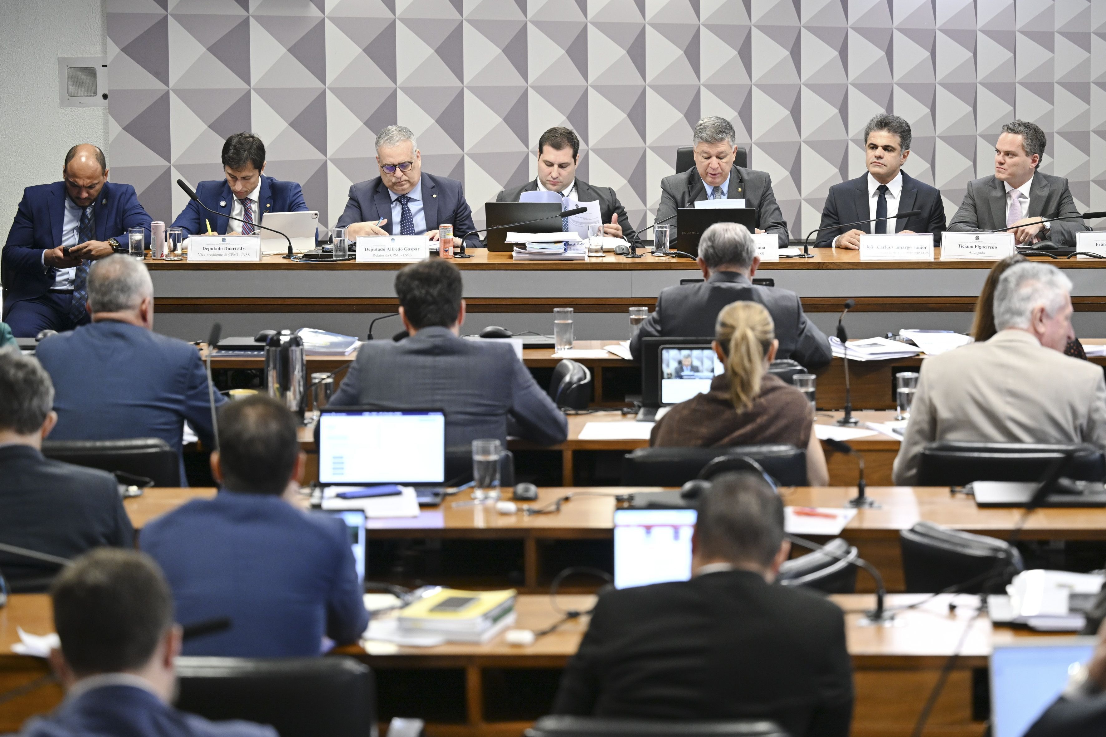 Oposição critica troca de delegado de Lulinha pela PF em momento sensível