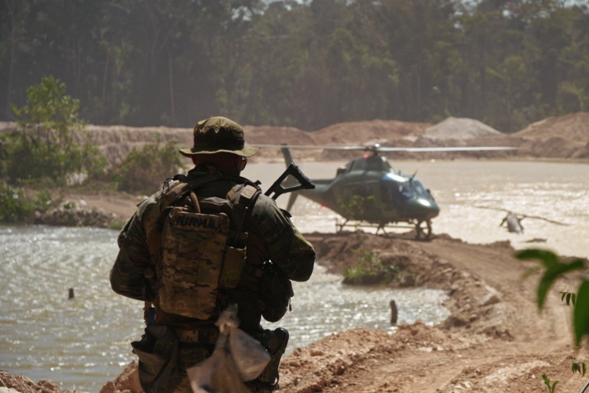 Munição real e camuflagem: série mostra guerra do Ibama contra o crime