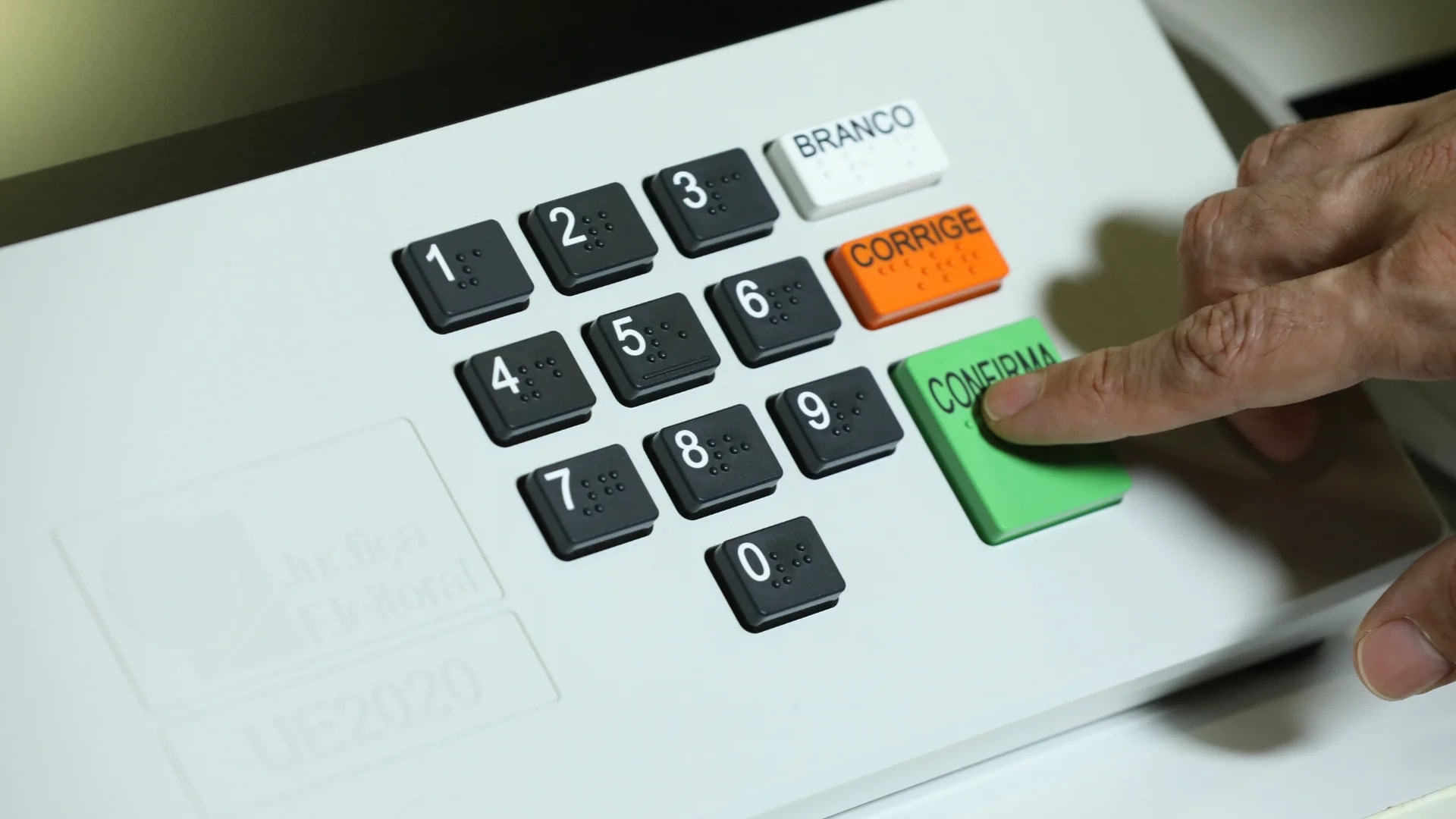 O que acontece se você perguntar às IAs em quem votar? Testamos 5 delas