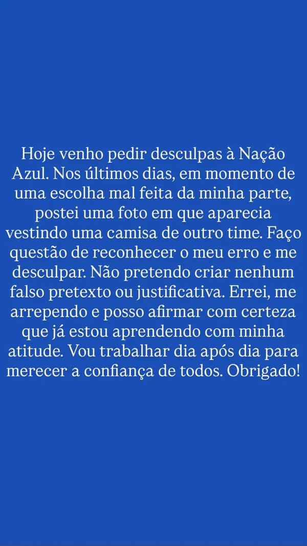"Errei", diz jogador do Cruzeiro após foto com a camisa do Flamengo