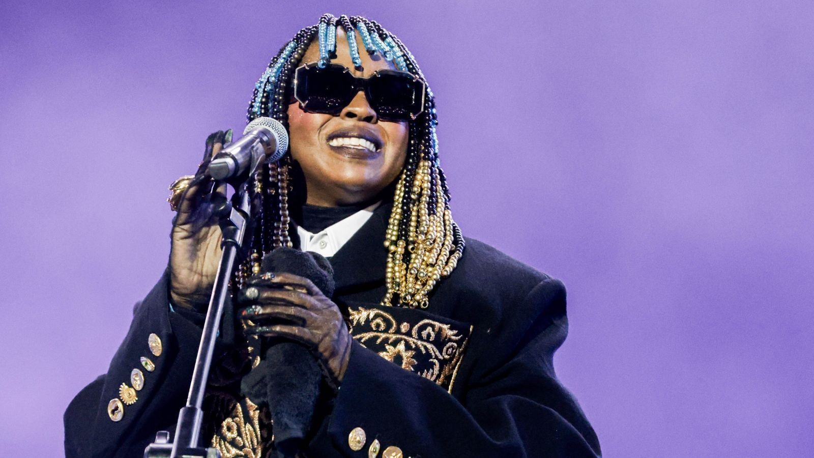 Em aparição inédita, Rihanna visita cidade natal em Barbados com filhos