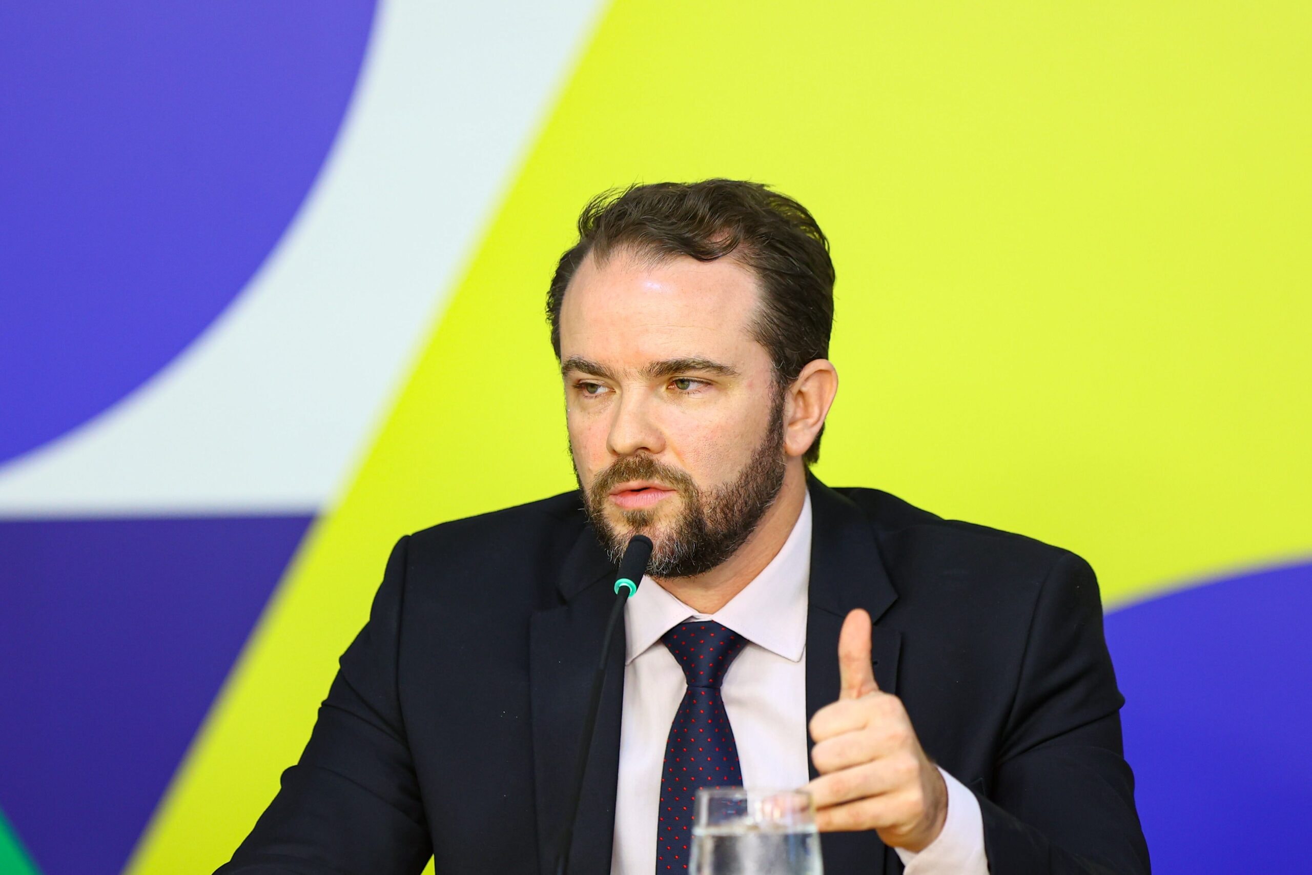 Durigan se reúne com bancos em meio a desenho do novo Desenrola