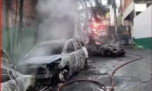 Seis veículos são destruídos em queda de fiação em Salvador