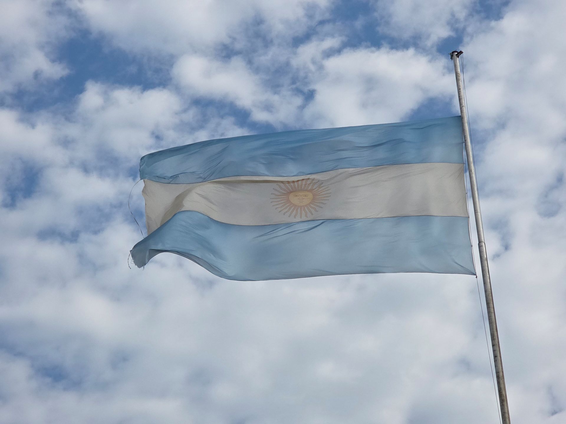Assim como no 1º turno, títulos brasileiros contaminam humor financeiro na Argentina