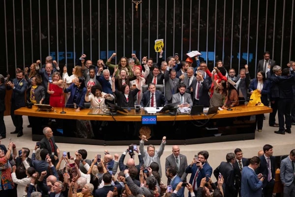 Frente parlamentar articula PEC para reforma das emendas