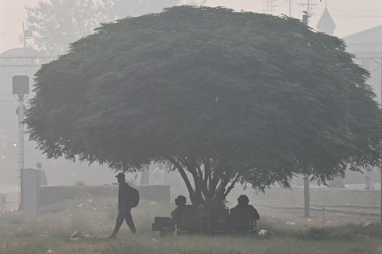 Eventos climáticos extremos afetam direitos básicos de meninas e jovens mulheres, aponta relatório internacional