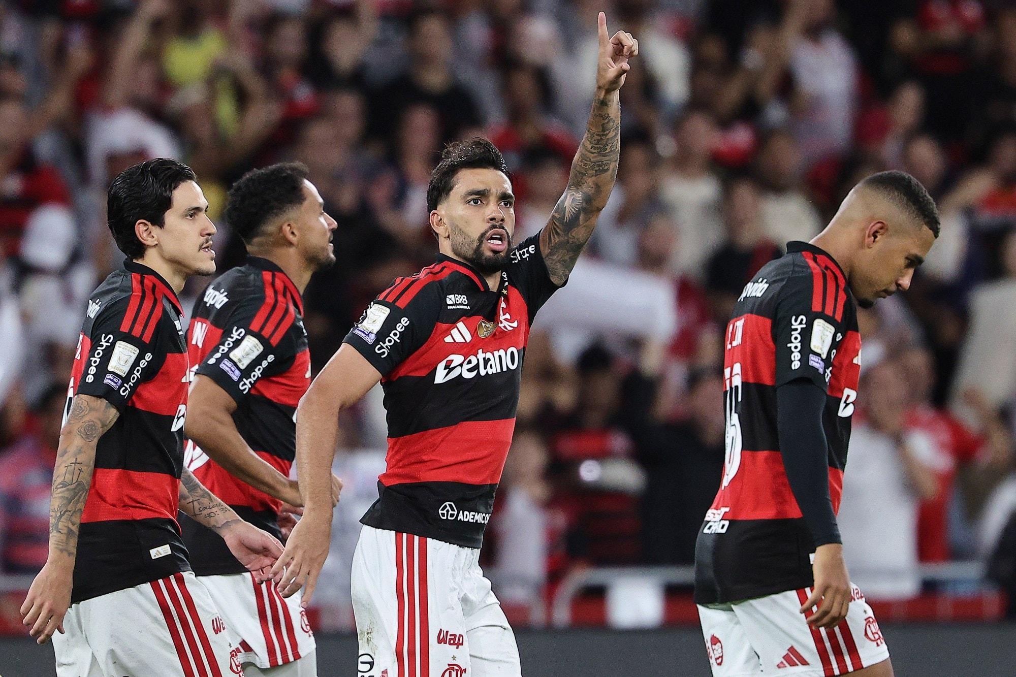 Flamengo vence Corinthians com gol no fim e retoma liderança do Brasileirão