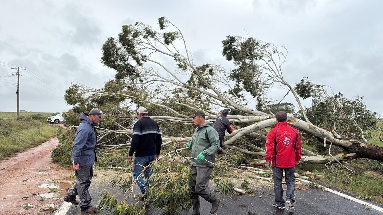 Guaíba atinge cota de alerta e Porto Alegre tem risco alto de inundação