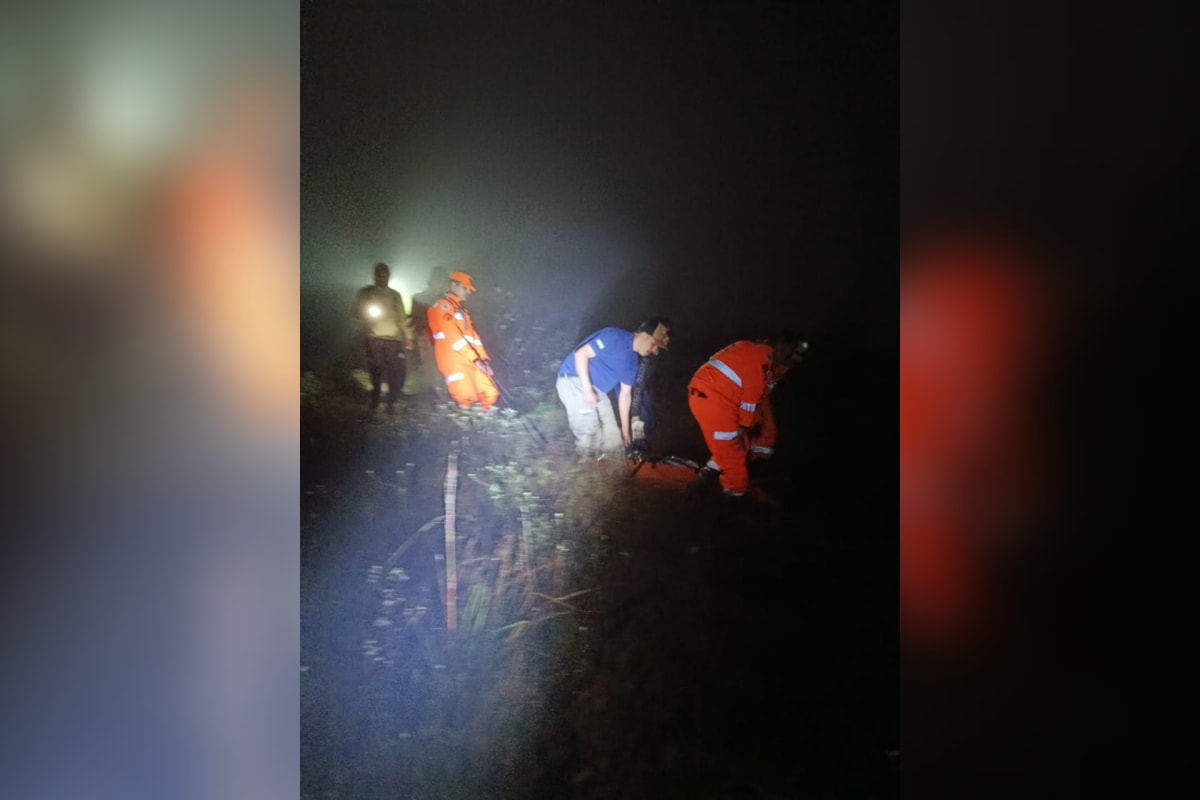 Operação na madrugada retira mulher em área de difícil acesso em MG. Vídeo