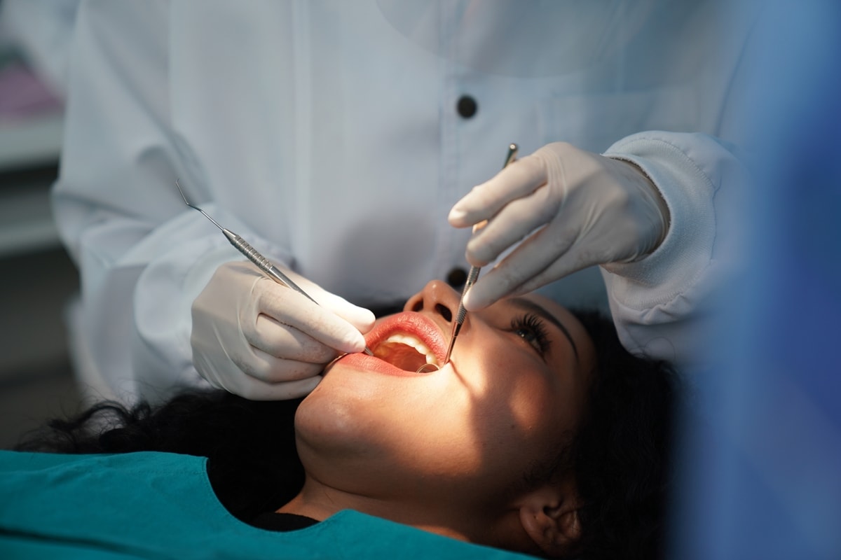 Mudanças hormonais em mulheres podem afetar a saúde bucal. Entenda