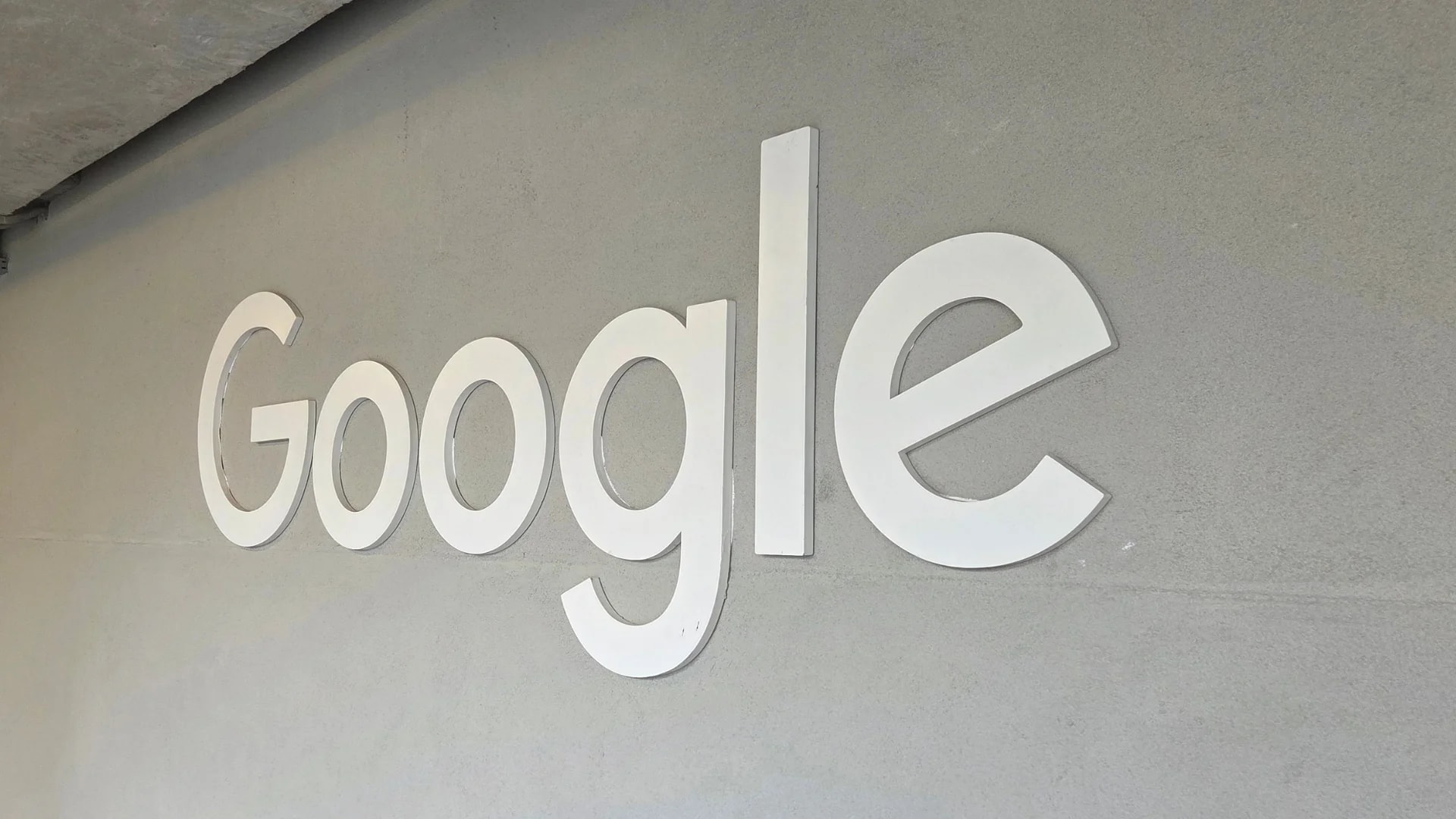 IA do Google expõe crianças a riscos graves e preocupa pais; empresa rebate