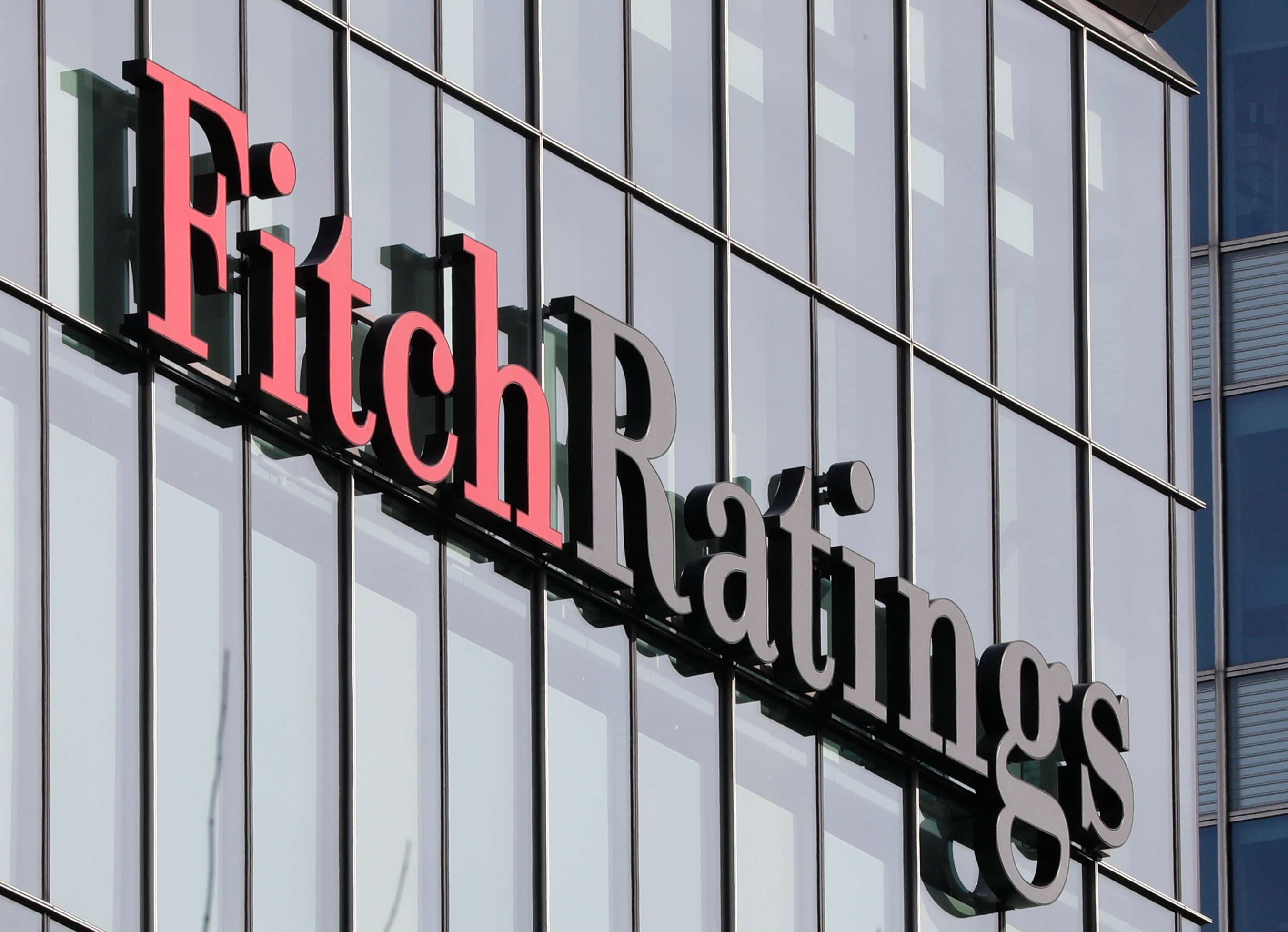Fitch vê piora no risco de crédito dos EUA com guerra e IA