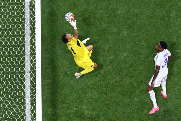 Destaque da Copa, Vozinha é apresentado como novo goleiro do Colo-Colo