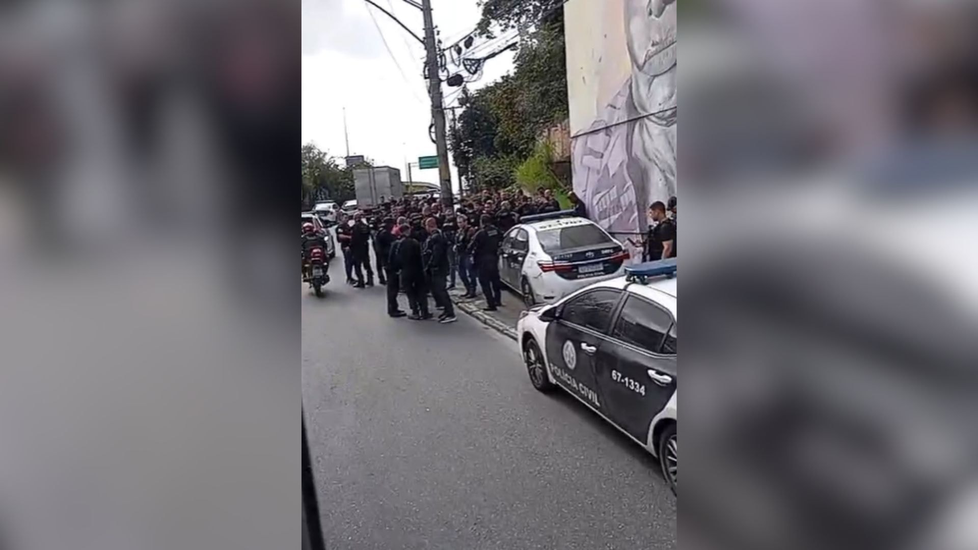 Quatro suspeitos e um policial morrem em tiroteio na Avenida Brasil, no Rio