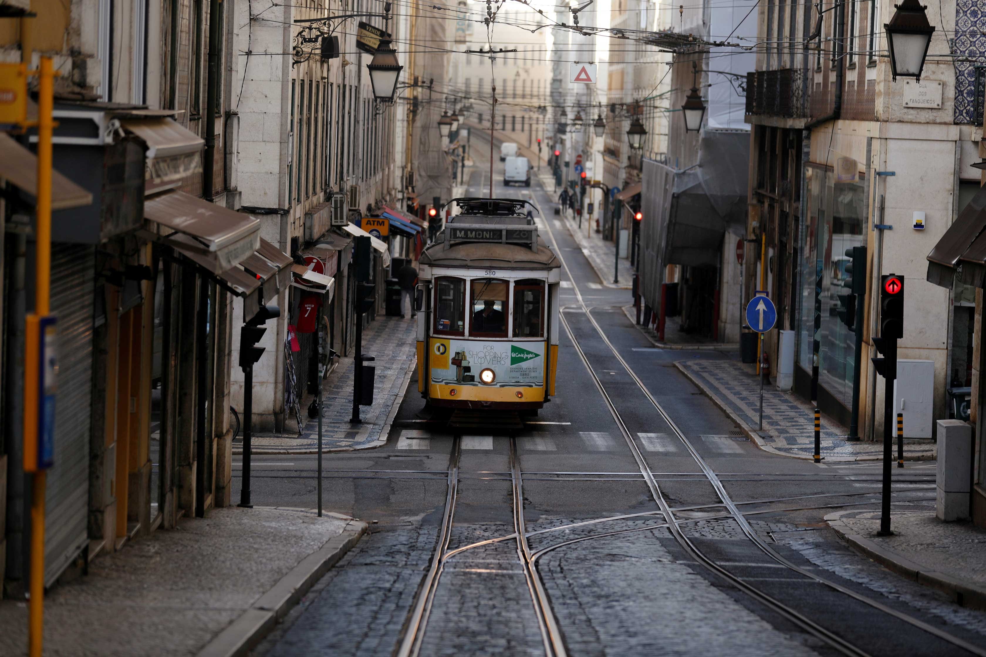 Greve geral em Portugal paralisa trens, voos e fecha escolas