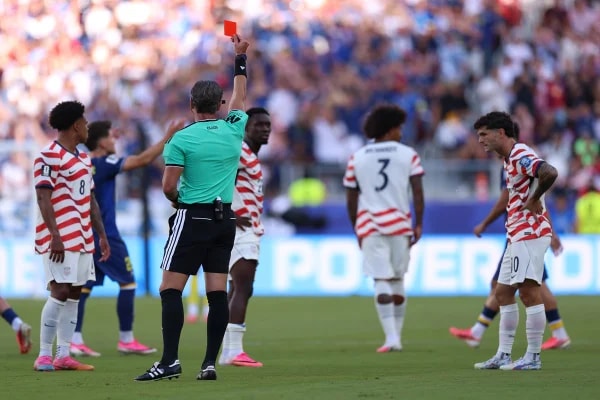 Collina, chefe de arbitragem da Fifa, sai em defesa de Raphael Claus