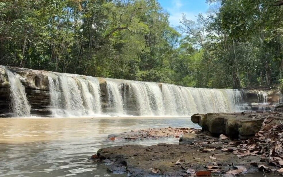 Água de cachoeira no Amazonas muda de cor e fiscalização apura possível dano ambiental