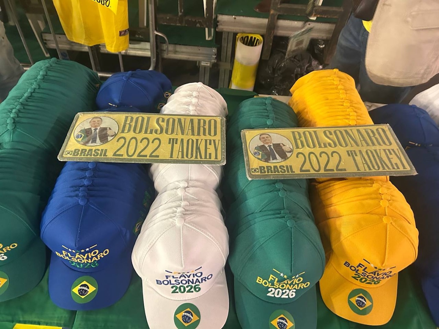 Camisa e boné de Bolsonaro custam R$ 50 em convenção do PL