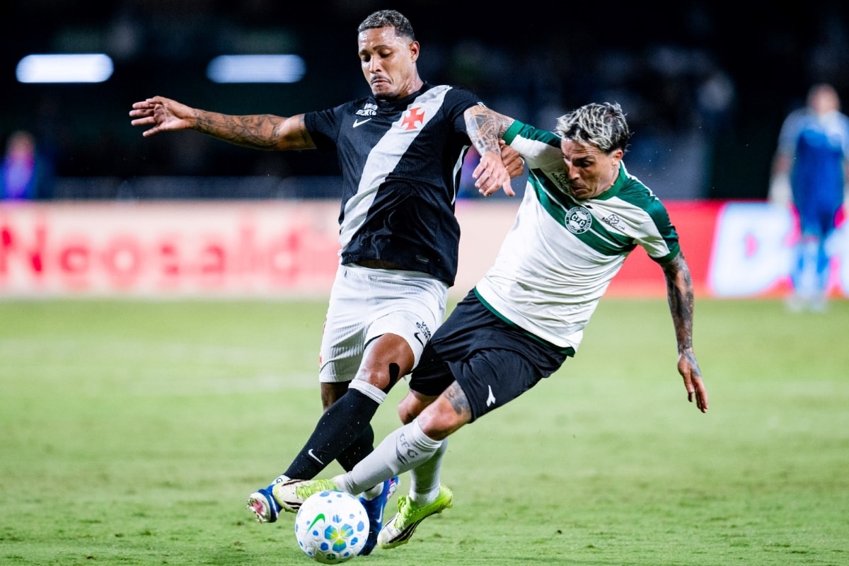 Coritiba celebra permanência de Fernando Seabra após procura do Vasco