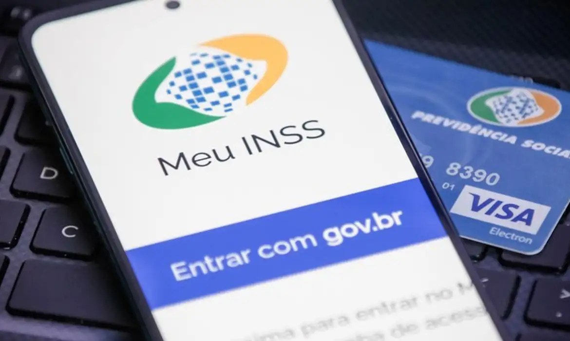 Governo Lula avalia reajuste diferente para beneficiários do INSS, diz jornal