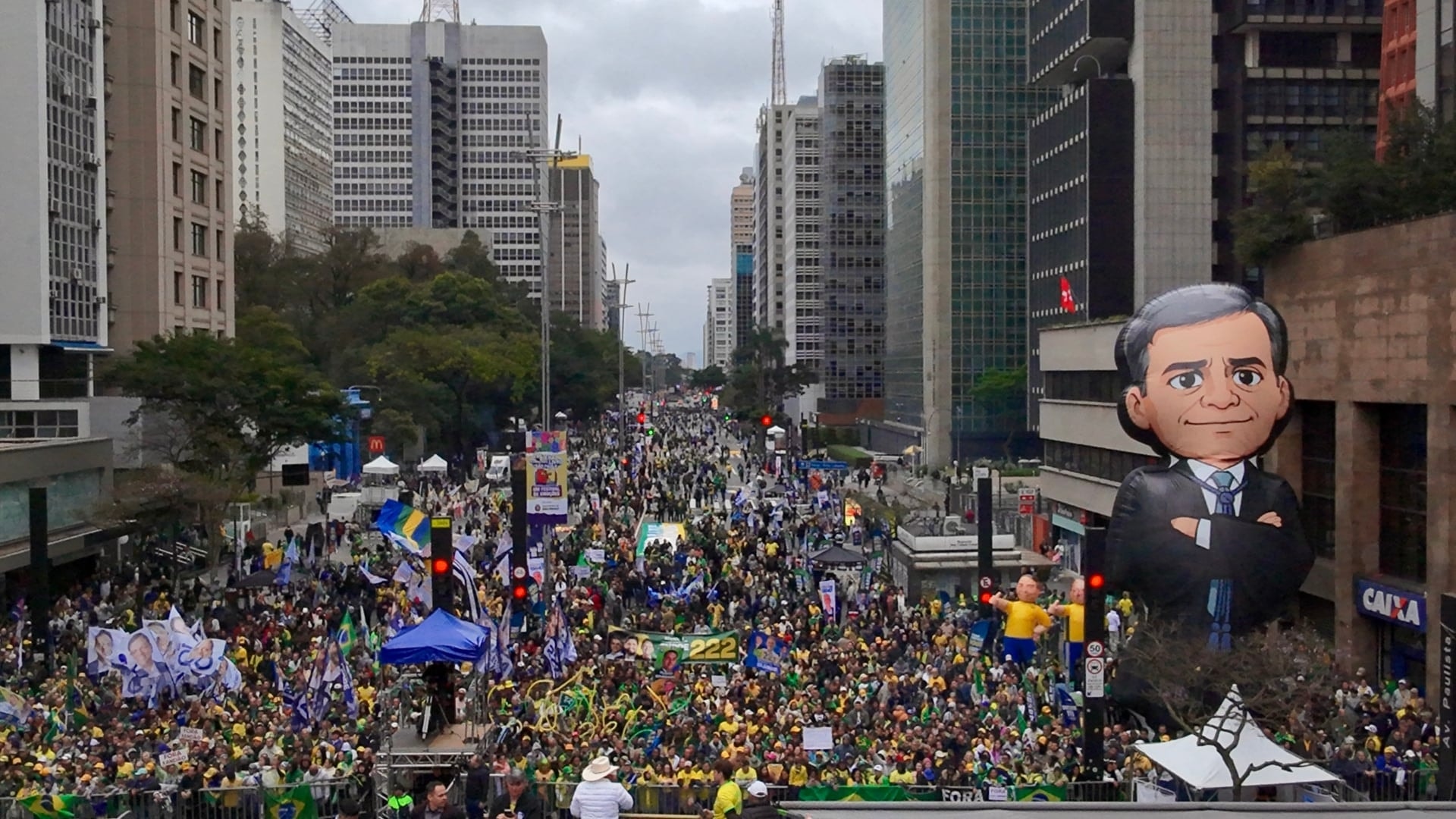 Mendonça é aplaudido e chamado de “herói” em voo para SP