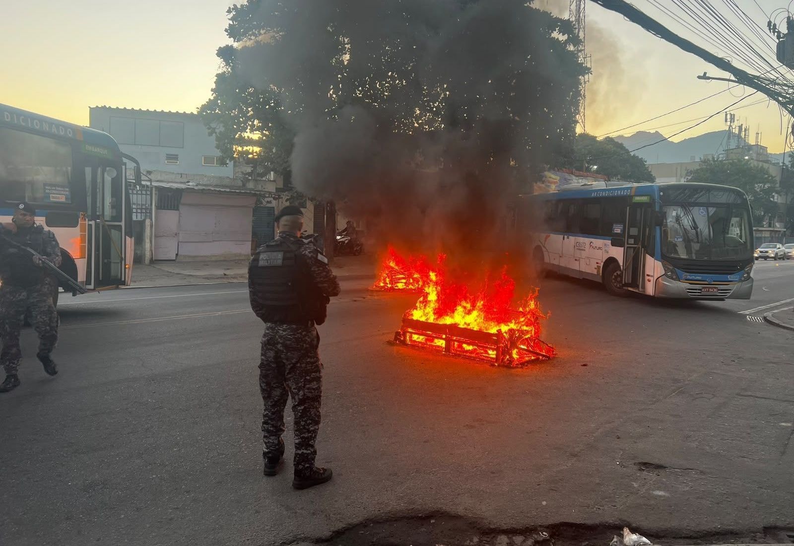 Policiais são alvo de operação por suspeita de propina do CV no RJ