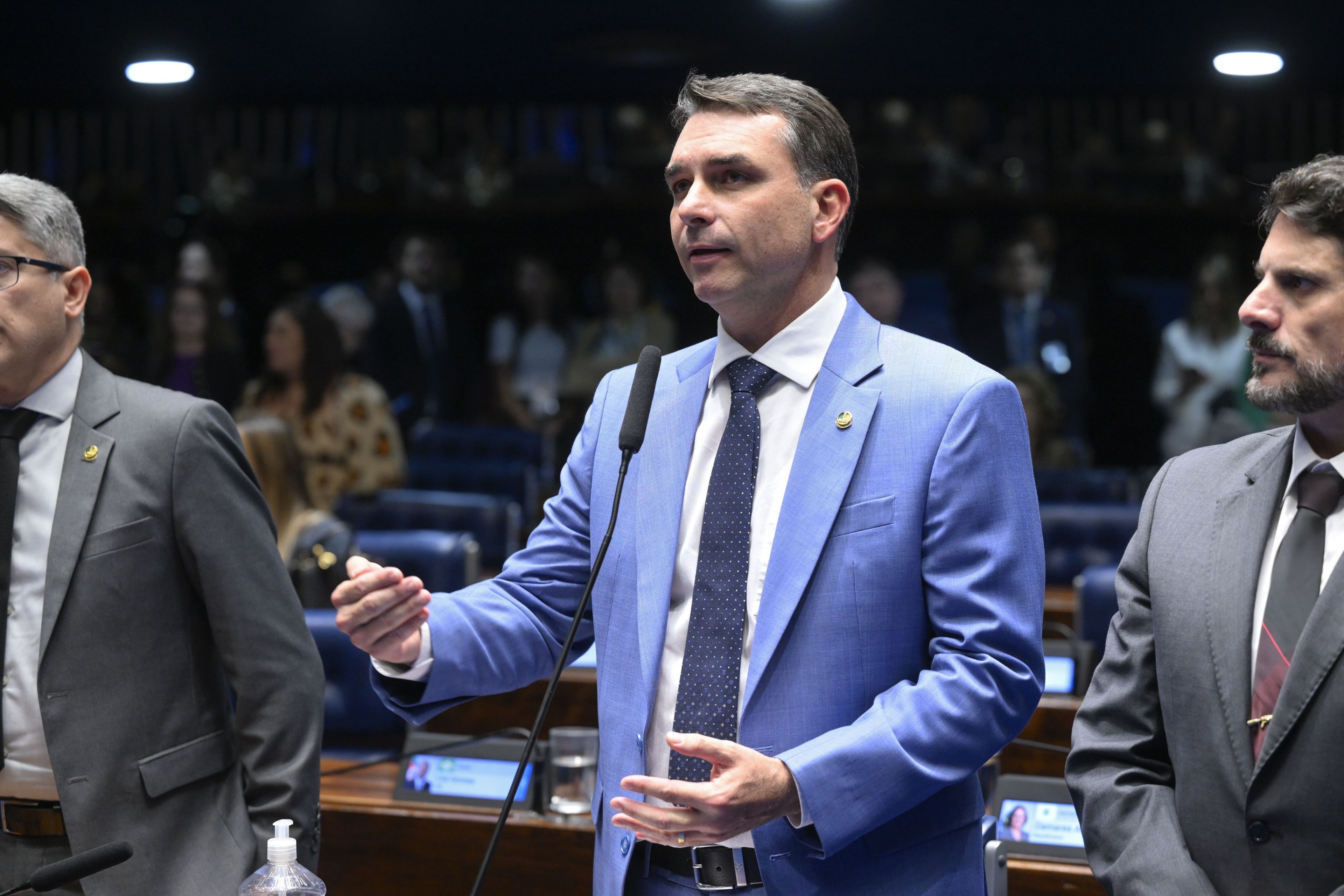 Flávio propõe cinco novos presídios federais e redução da maioridade penal