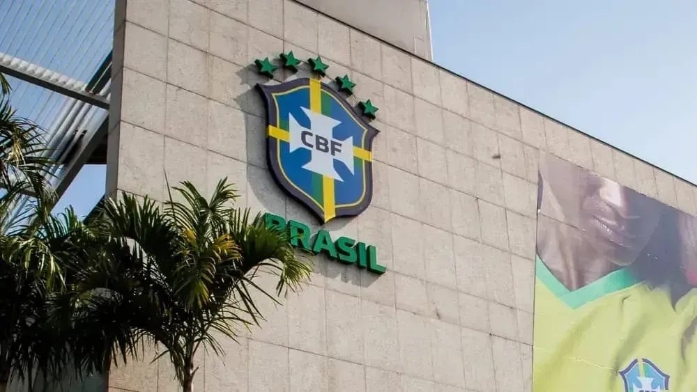 Arrascaeta aparece com braço imobilizado após fratura no punho