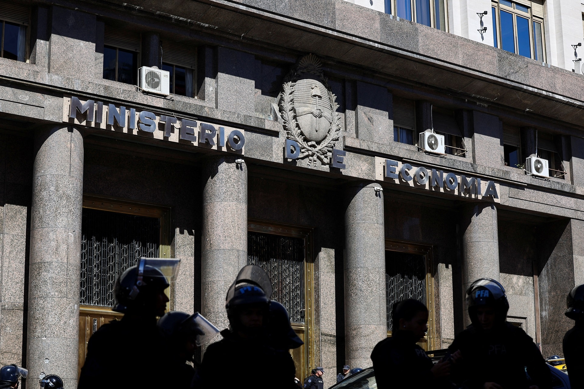 Argentina tem novo upgrade da S&P, e títulos em dólar disparam