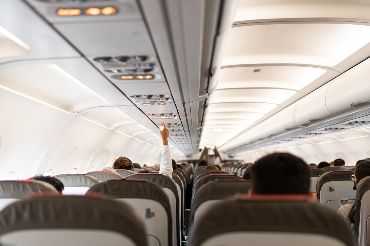 Mulher diz ter sido expulsa de avião por "orar alto demais"