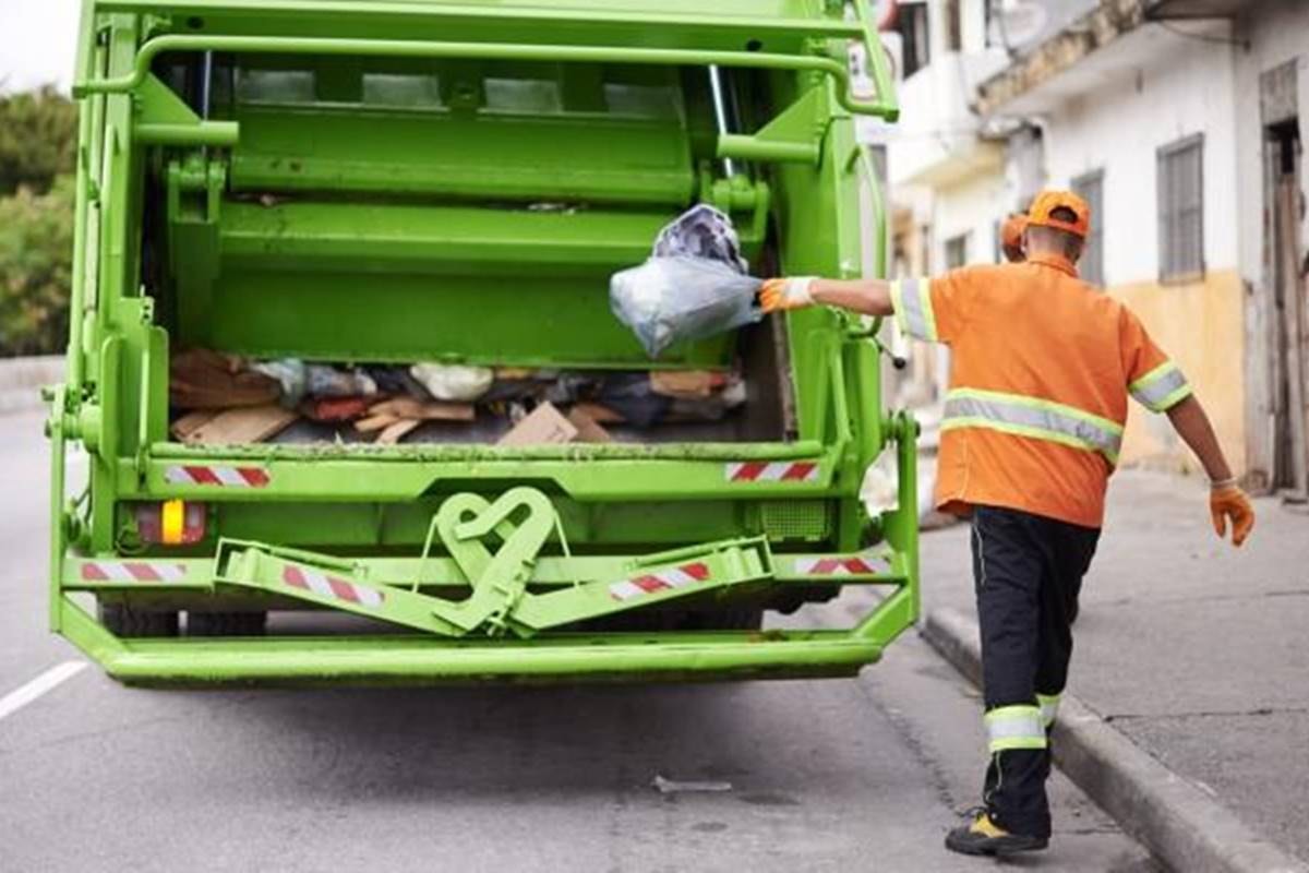 Motorista que comia dentro de caminhão de lixo ganha indenização em MG