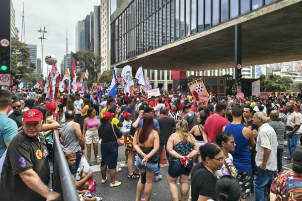Ato pelo fim da escala 6x1 reúne manifestantes na Avenida Paulista