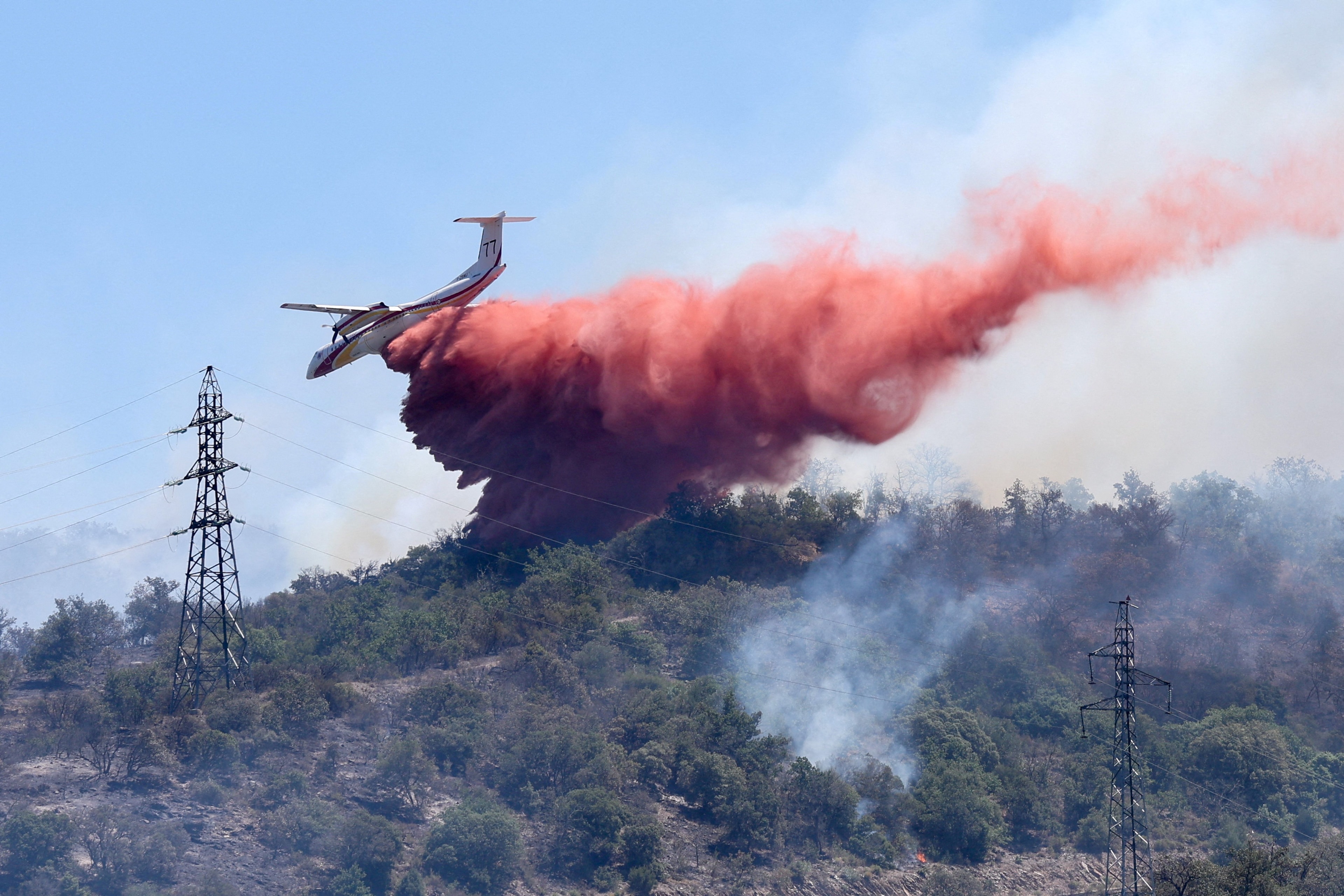 Incêndio florestal avança na França e obriga centenas de pessoas a fugir