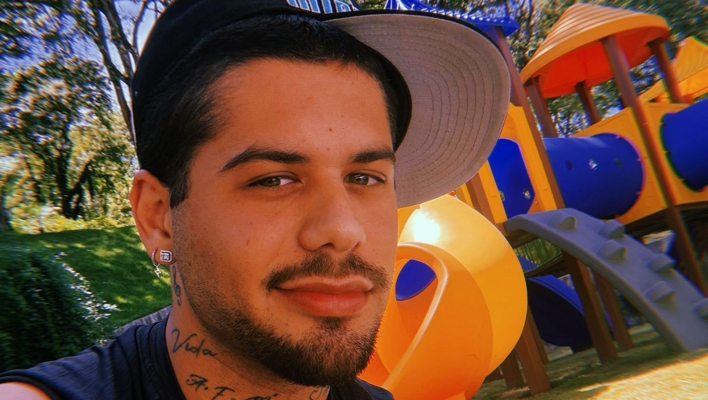 Zé Felipe comenta “vida maravilhosa” e ironiza pedido de “foto picante”