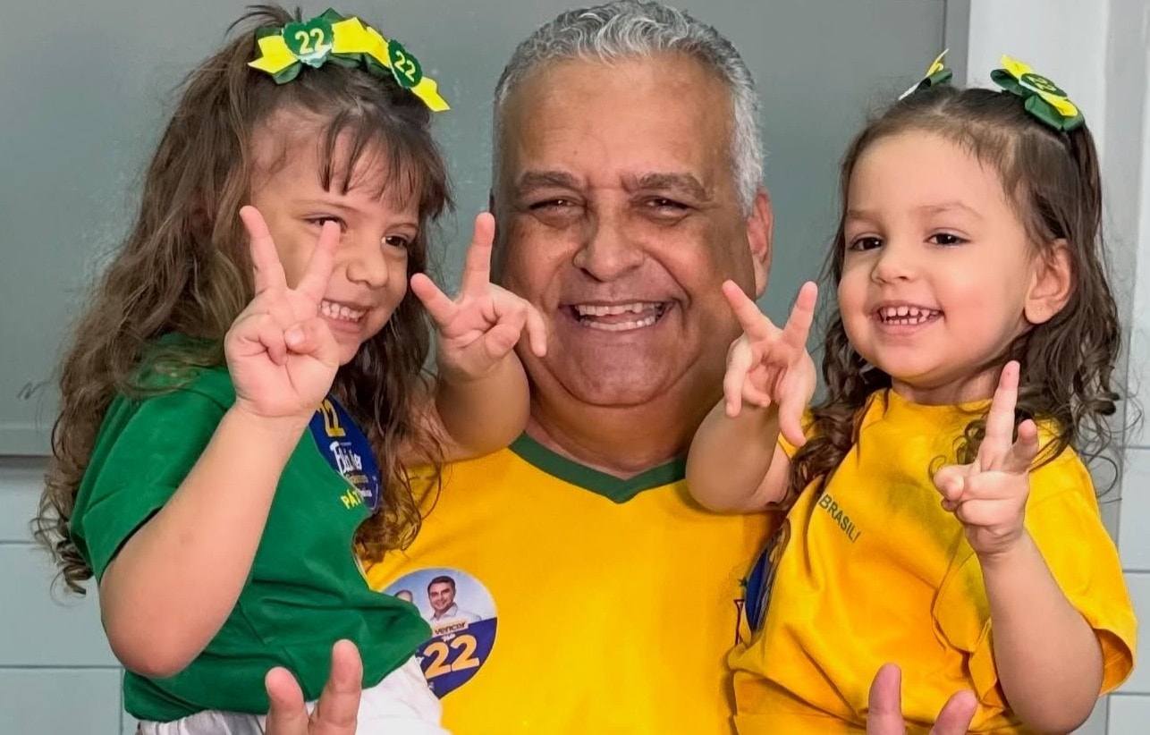 Alfredo Gaspar, vice de Flávio Bolsonaro, vota ao lado das netas em Maceió