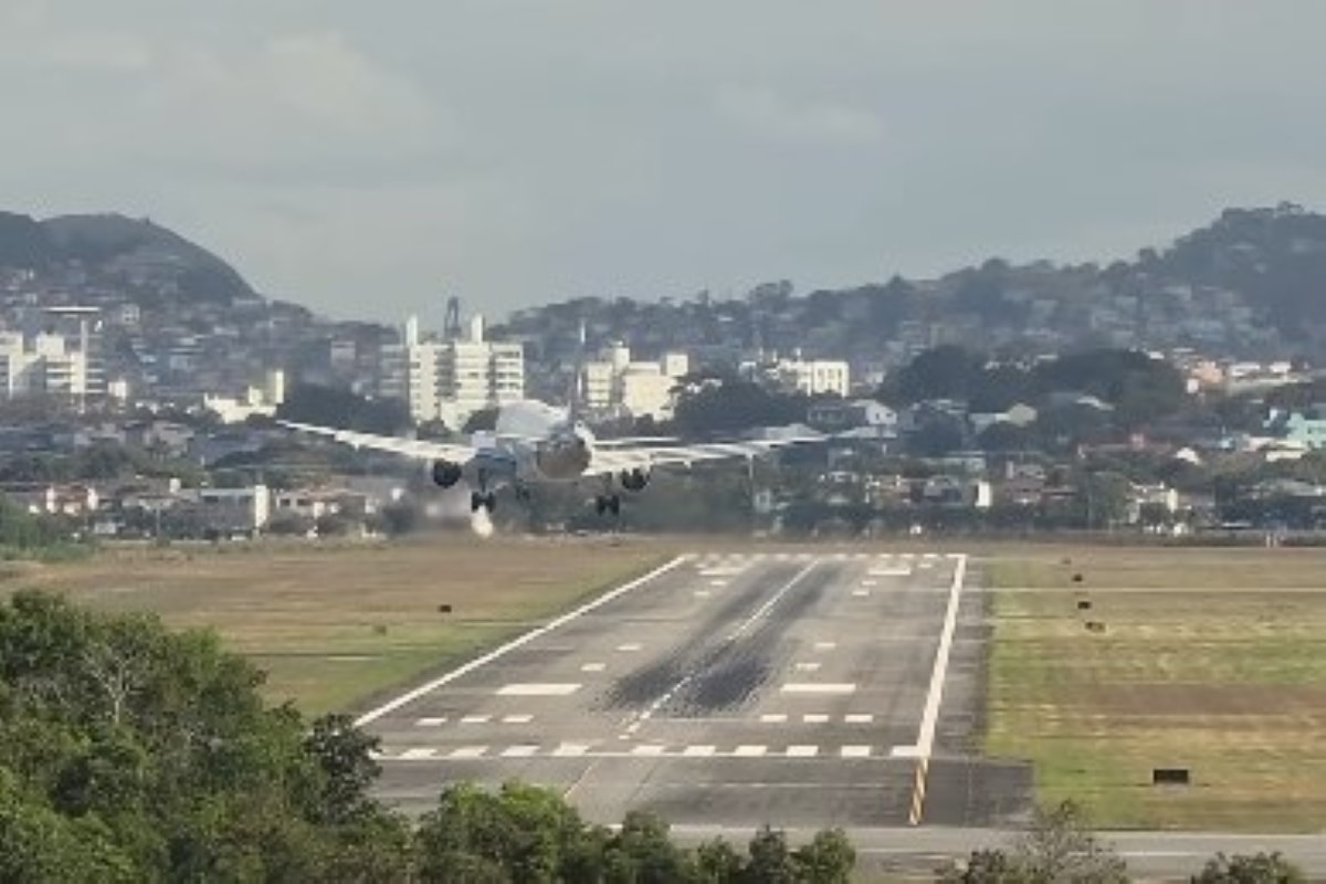 Avião interrompe pouso e arremete durante chegada a Vitória (ES)