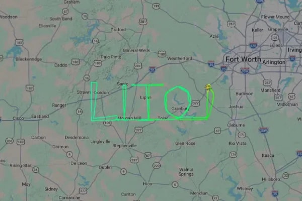 Piloto brasileiro homenageia Lito Sousa com desenho no céu dos EUA