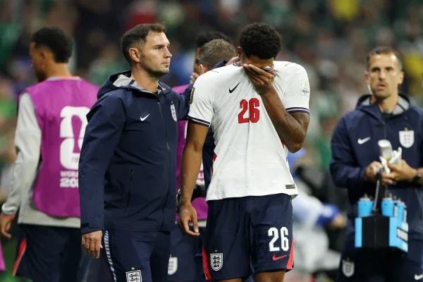 Web se revolta com a Fifa por suspensão de Quansah, da Inglaterra