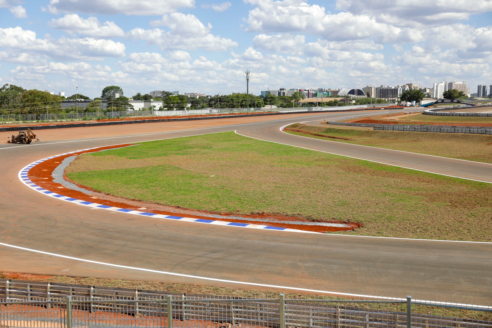 Recém-aberto para corredores, Autódromo de Brasília está cheio de lixo. Veja vídeo