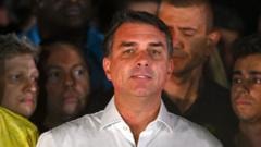 Flávio Bolsonaro não faz declarações públicas há 22 horas e não teria entregue passaporte à PF; siga